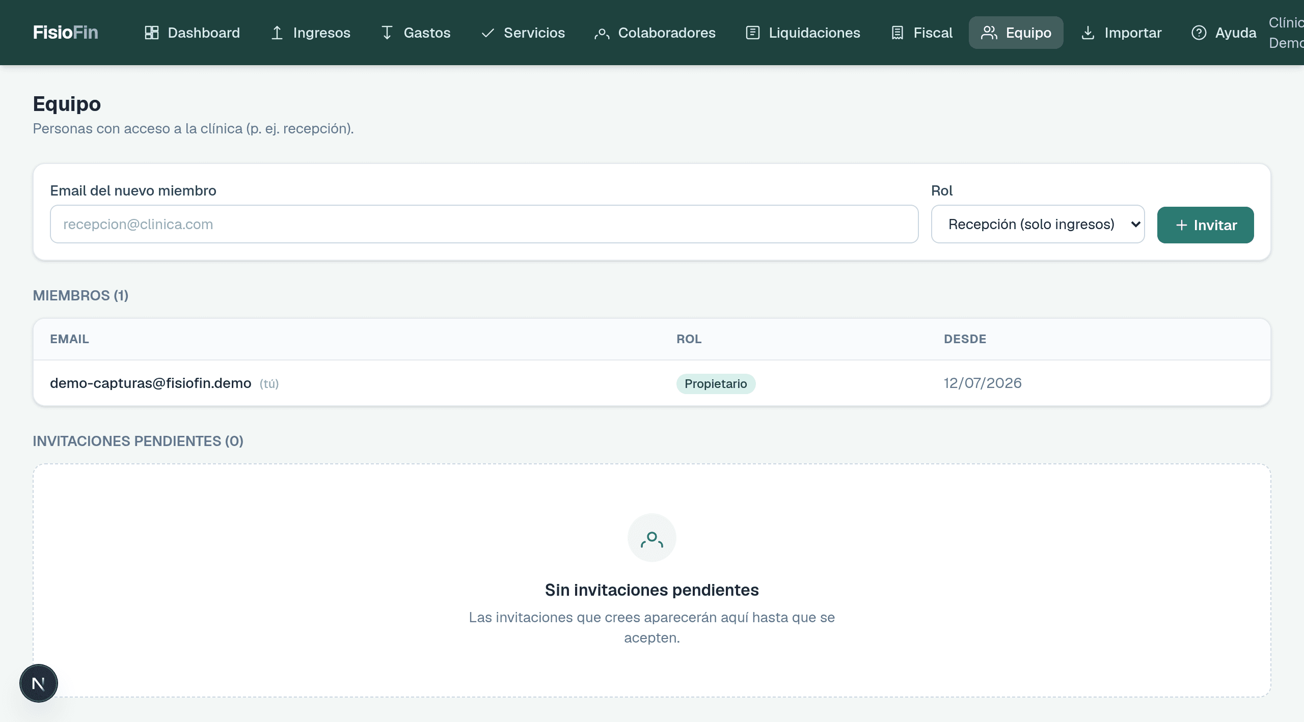 Sección Equipo: miembros de la clínica e invitaciones por email